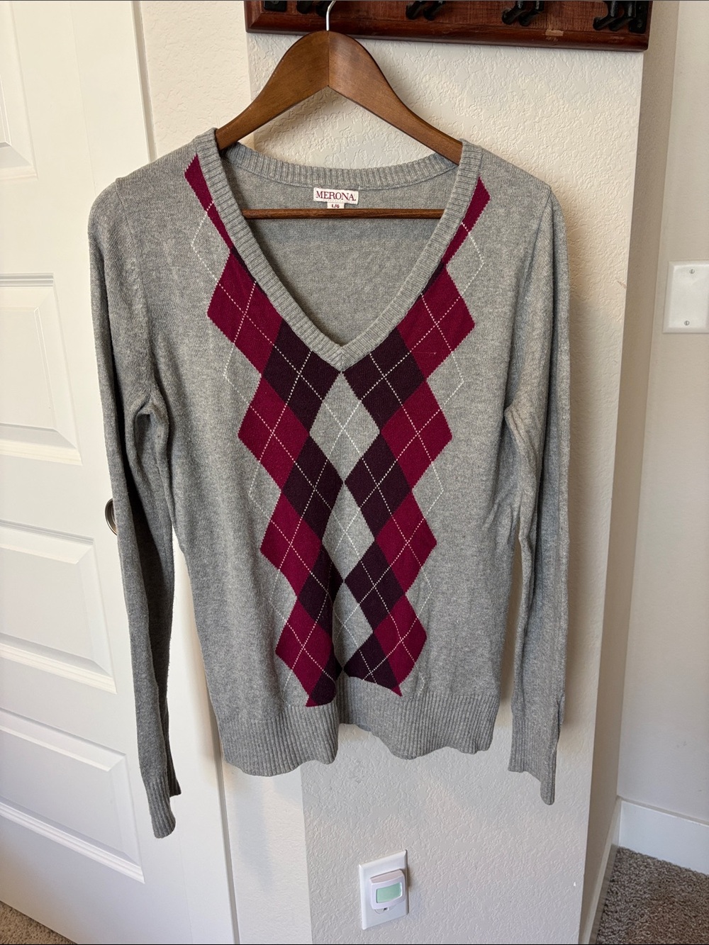 Merona Ladies Gray V-Neck Argyle Sweater Size L